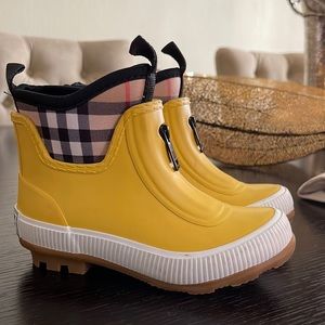 Boots gitls burberry